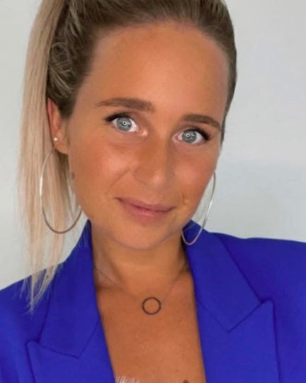 MEET LÉANA : "J’ai arrêté de subir ma peau, j’ai commencé à l’écouter".