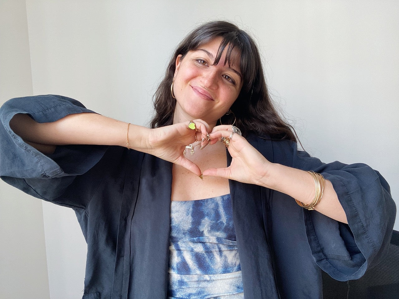 Photo de Saskia, fondatrice de Pomad Paris qui fait un coeur avec ses mains.