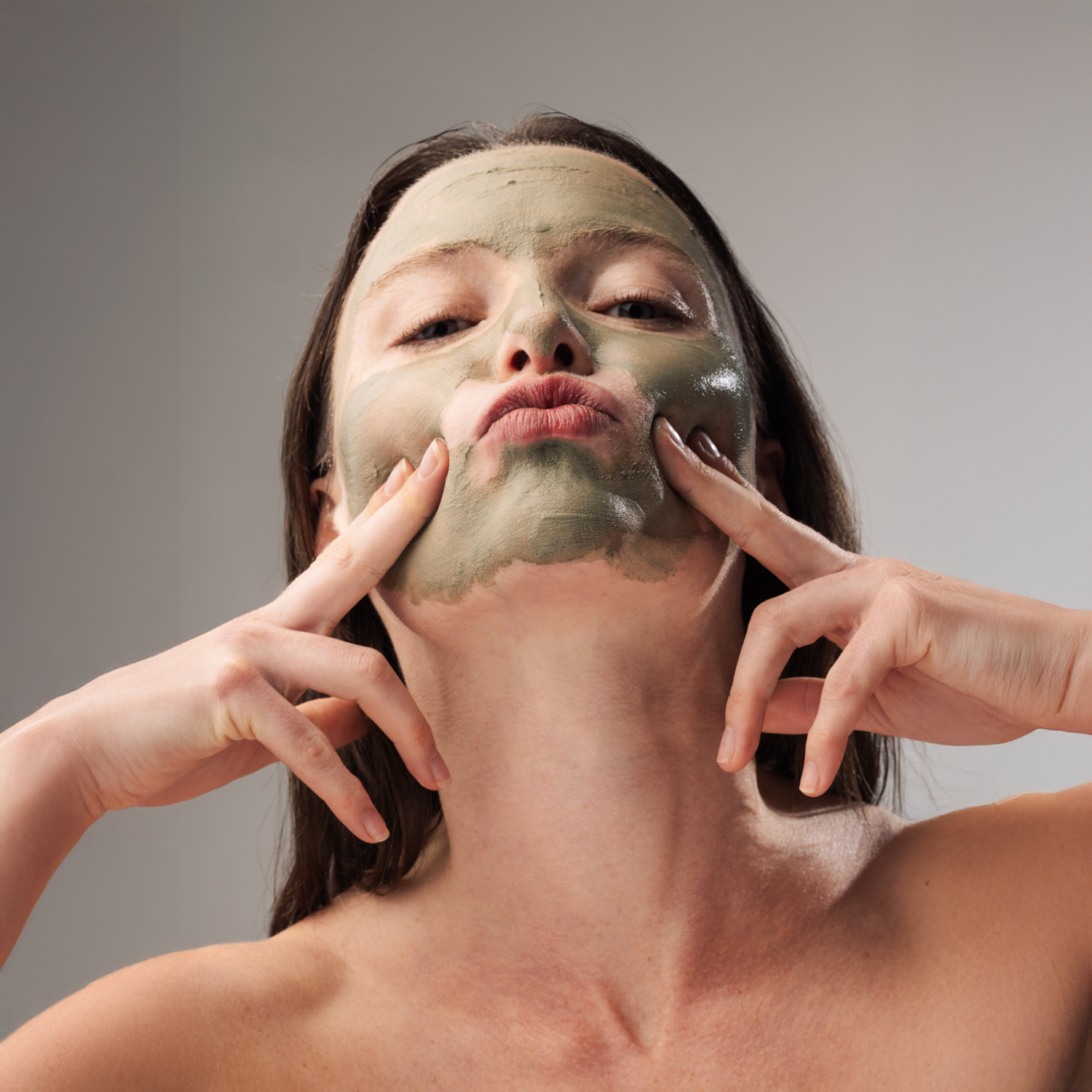 Femme avec de l'argile sur le visage