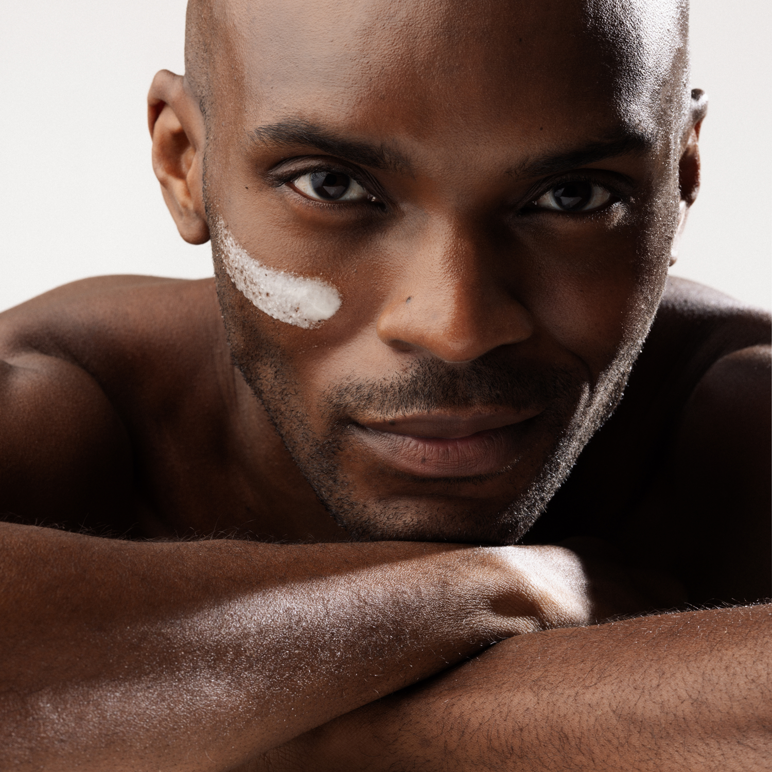 Gros plan sur un homme avec une trace de crème sur la joue droite